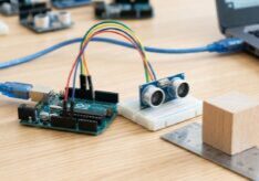 Arduino Uno R3 與 HC-SR04 超聲波模組實體接線範例